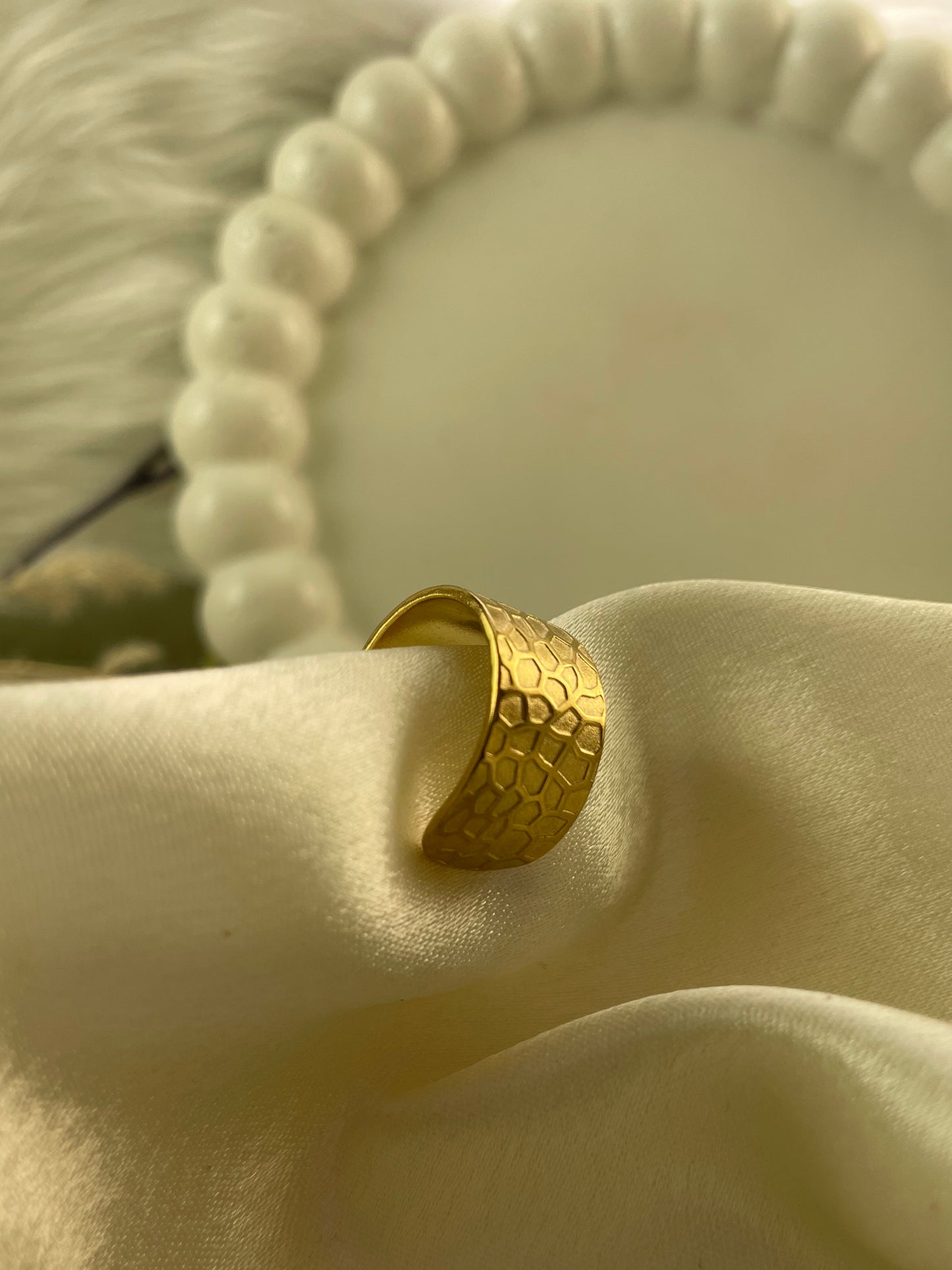 Elegant Harmonia Golden Ring