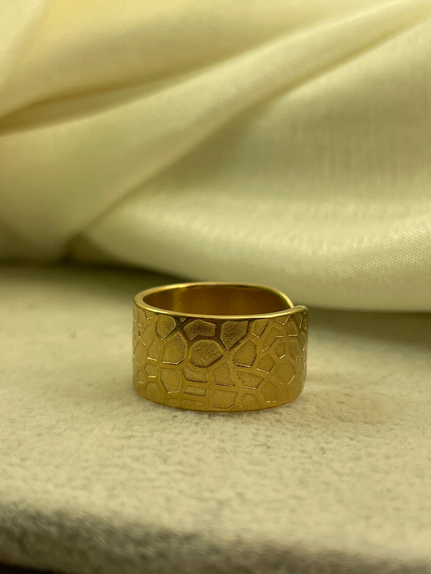 Elegant Harmonia Golden Ring