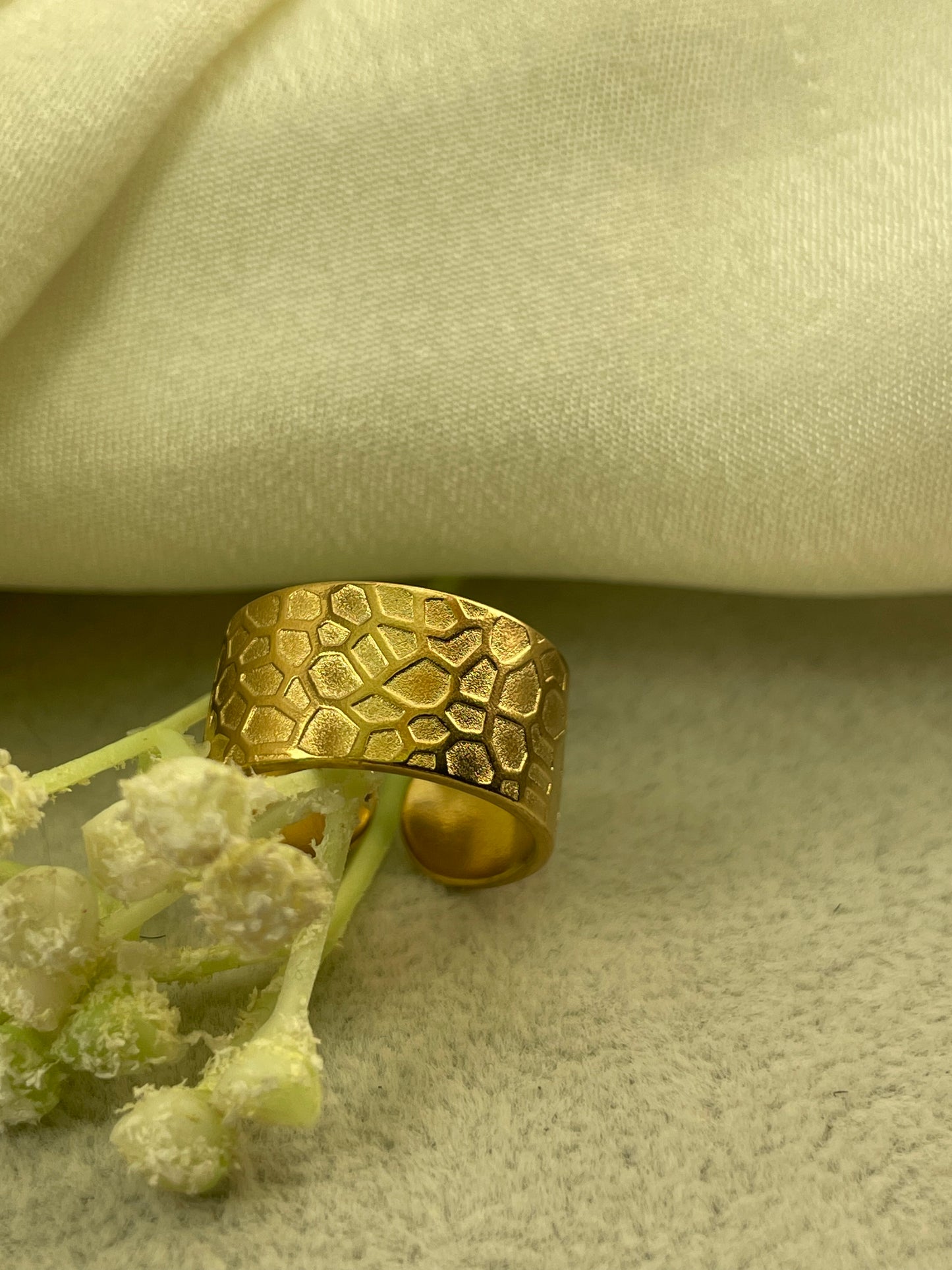 Elegant Harmonia Golden Ring